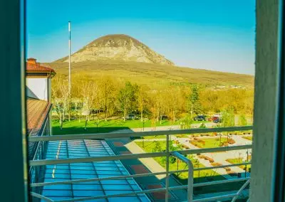 Вид из окна в номере Полулюкс в санатории Минеральные Воды в городе Железноводске - фотография